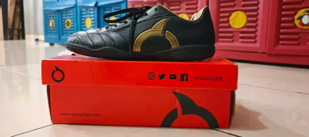 Ortuseight Sepatu Futsal Mirage In Black gold