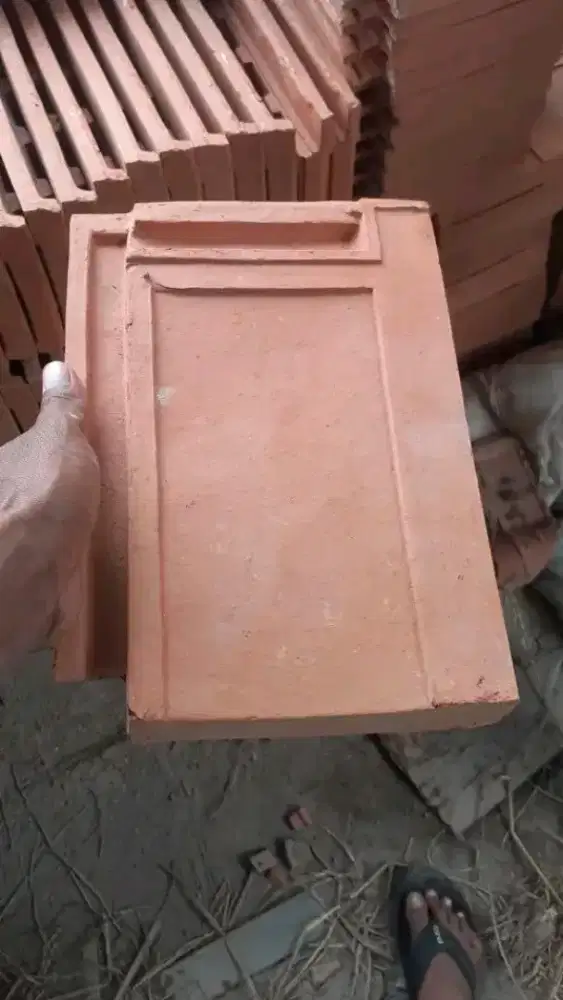 Flat minimalis tanah liat