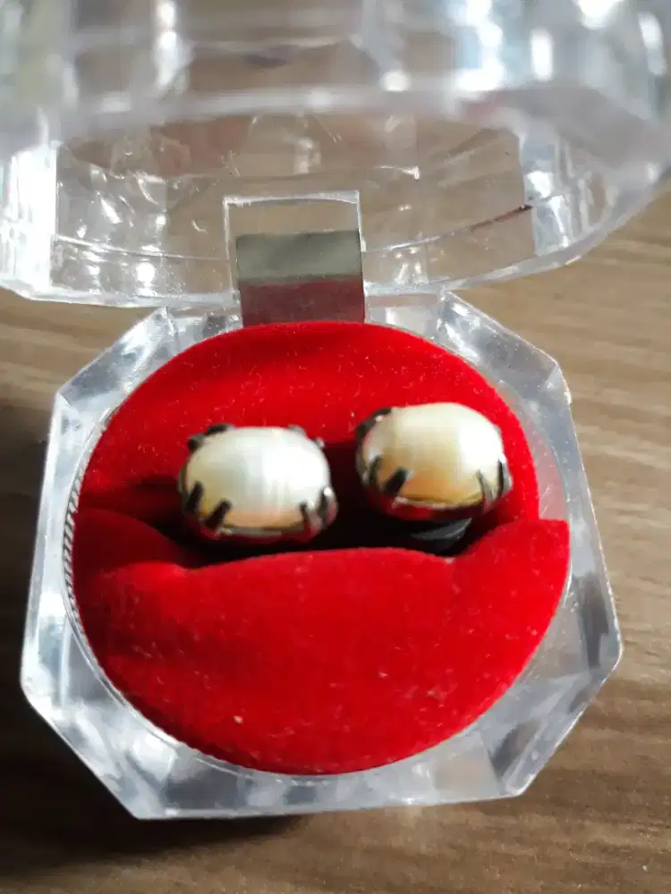 Anting perak dengan mata dari mutiara