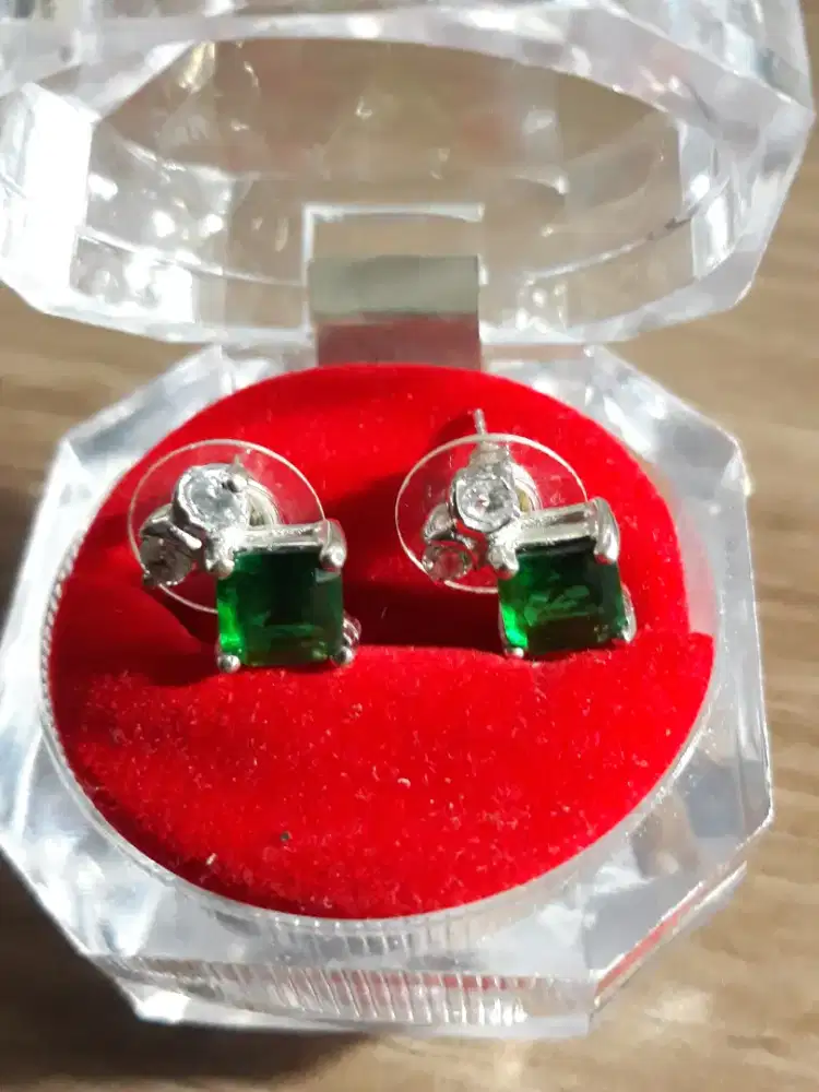 Anting perak dengan batu hijau kristal