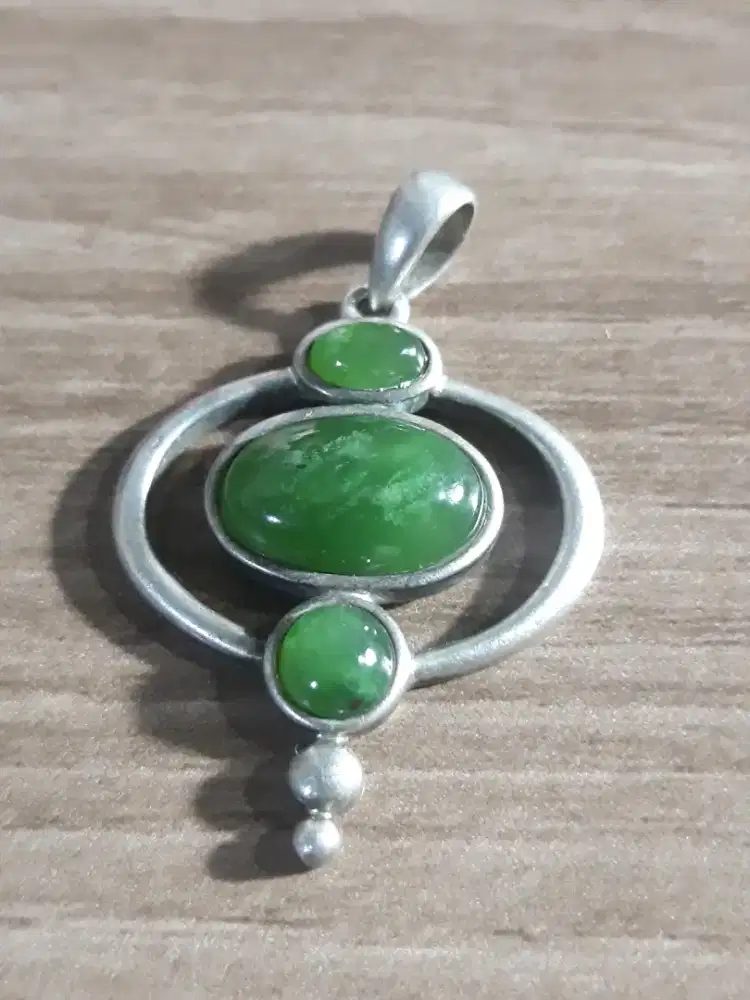 Lionti petak besar dengan batu hijau