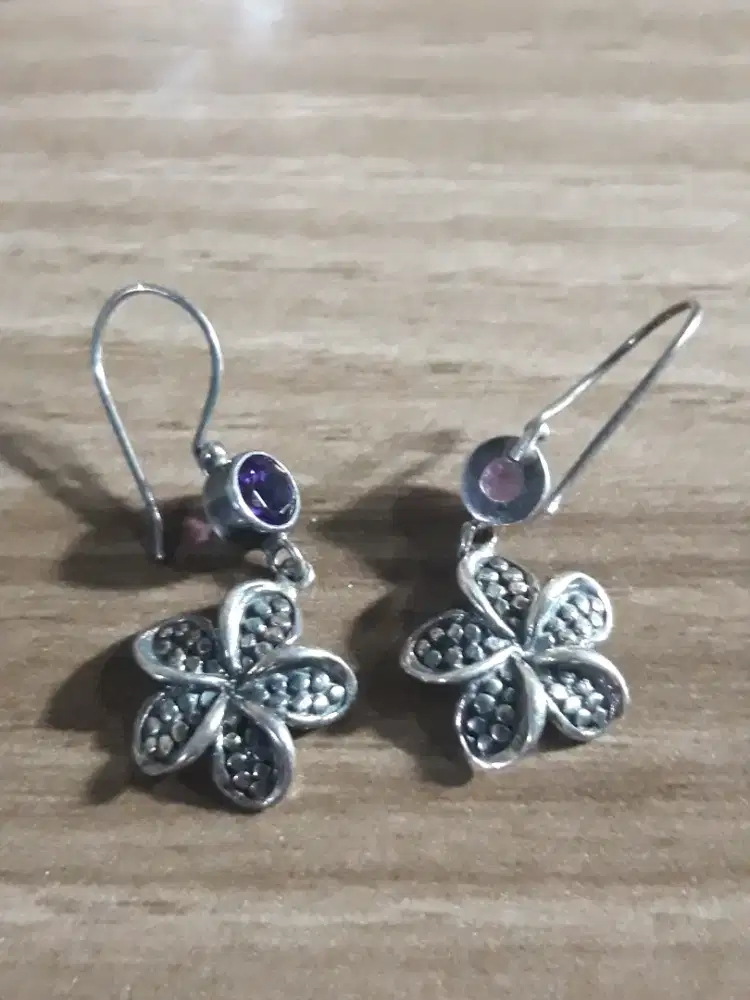 Anting perak dengan mata dari batu alam