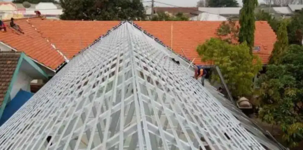 Baja ringan dan plafon PVC terpasang