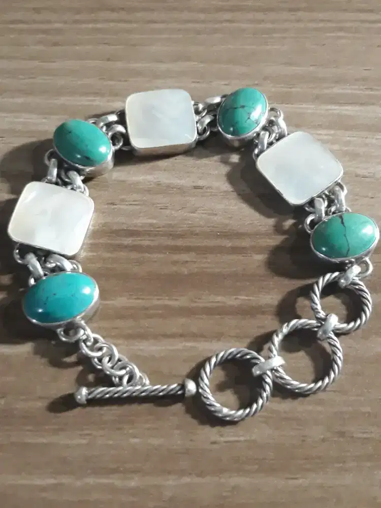 Gelang perak dengan kombinasi batu permata