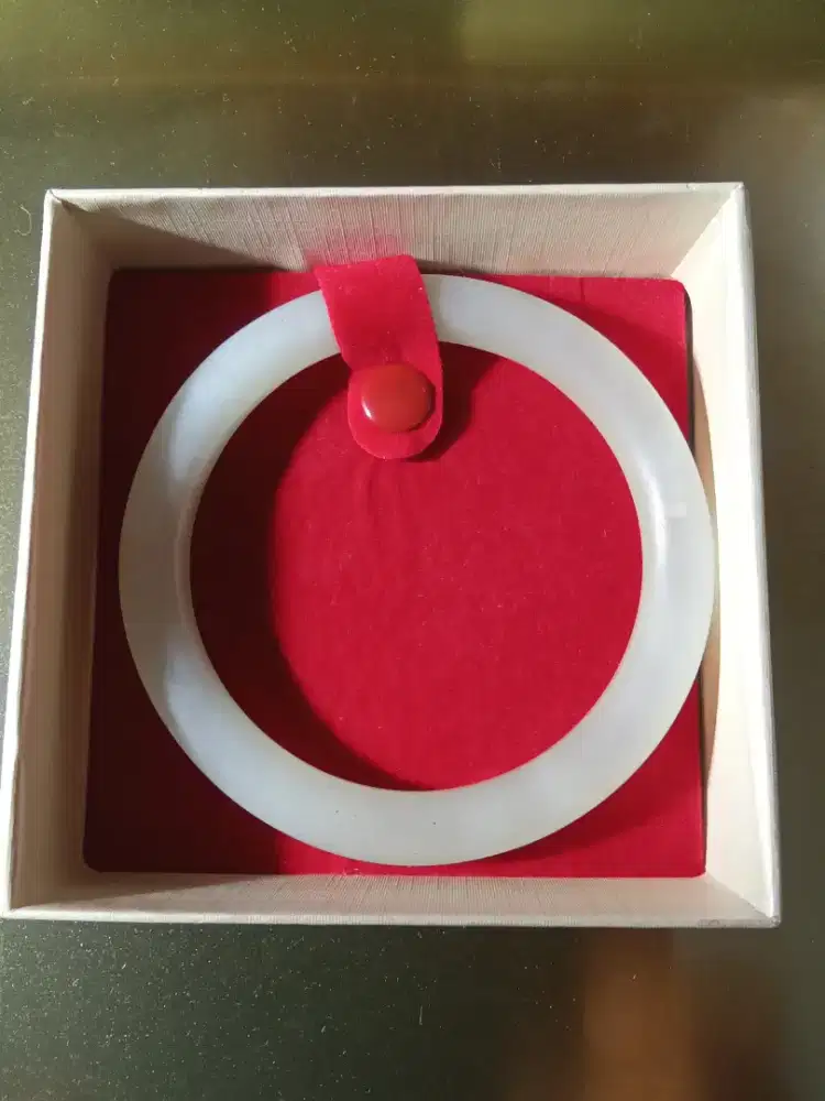 Gelang giok warna cerah