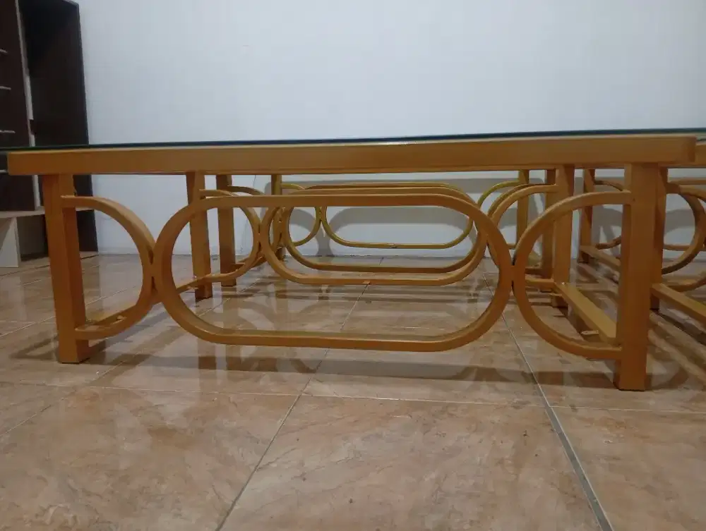 Meja Makan atau Meja Ruang Tamu