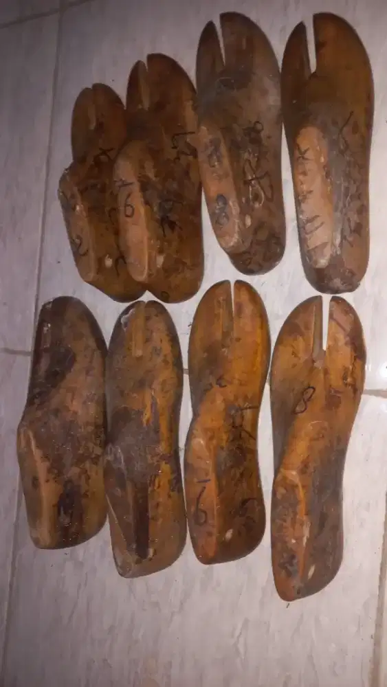 Kelebut kayu dan pisau sandal