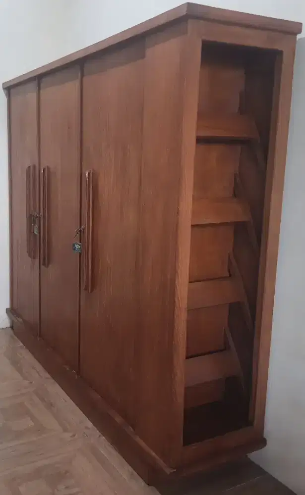 Lemari Jati Tua Polos, 3 Pintu Warna Natural Kayu, Terawat, dan Mulus.