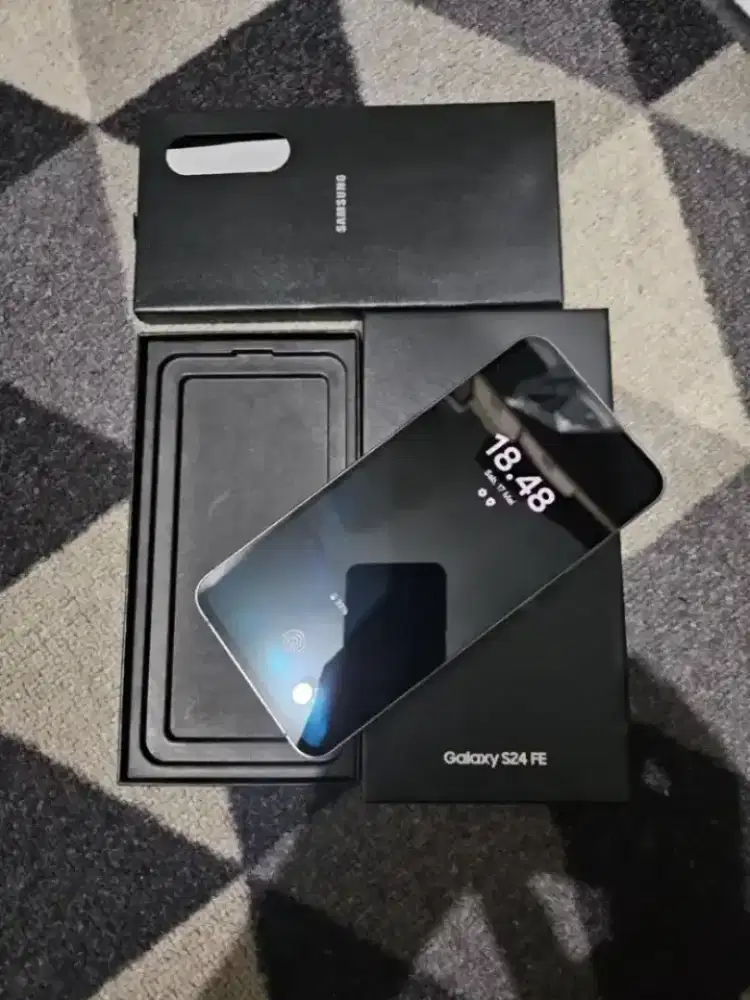 Samsung galaxy S24 FE grey 8/256
Fullset ( box , kabel)