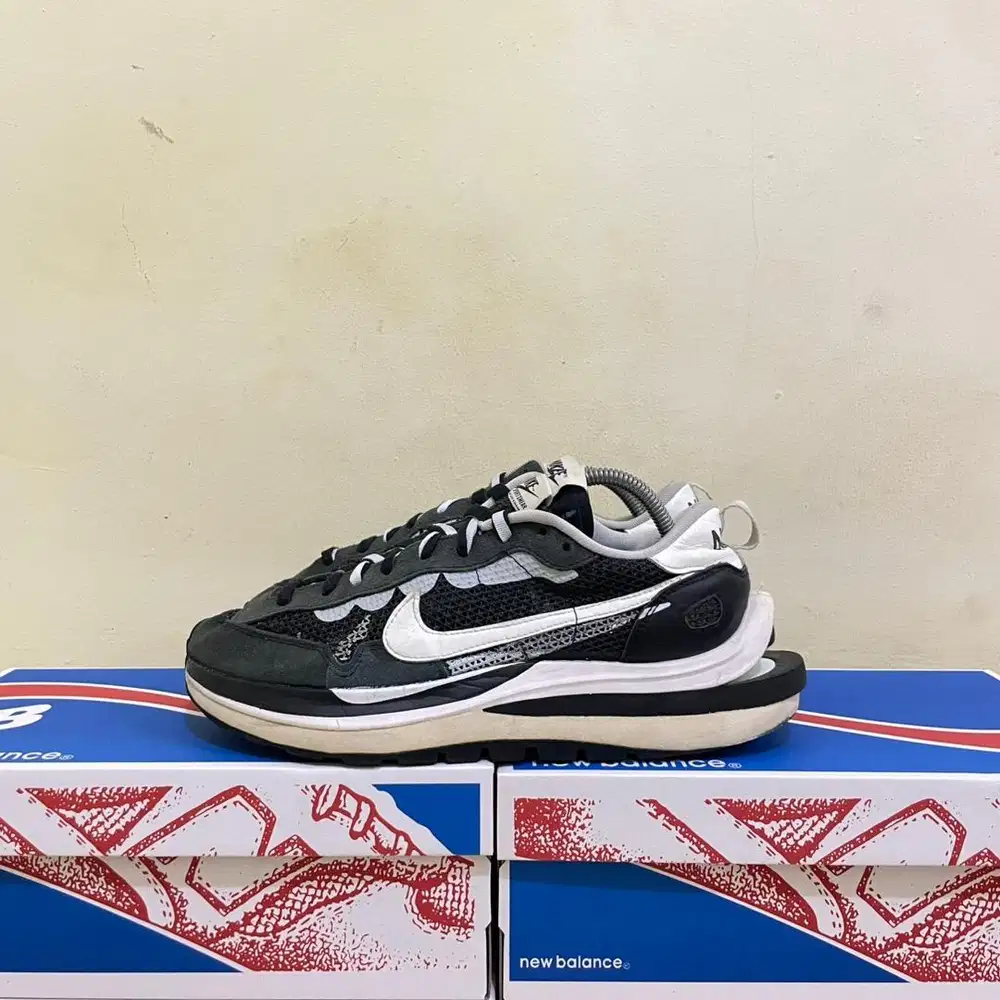 43 - Sepatu Nike Bekas Second Vaporwaffle Sacai Black White Bekas