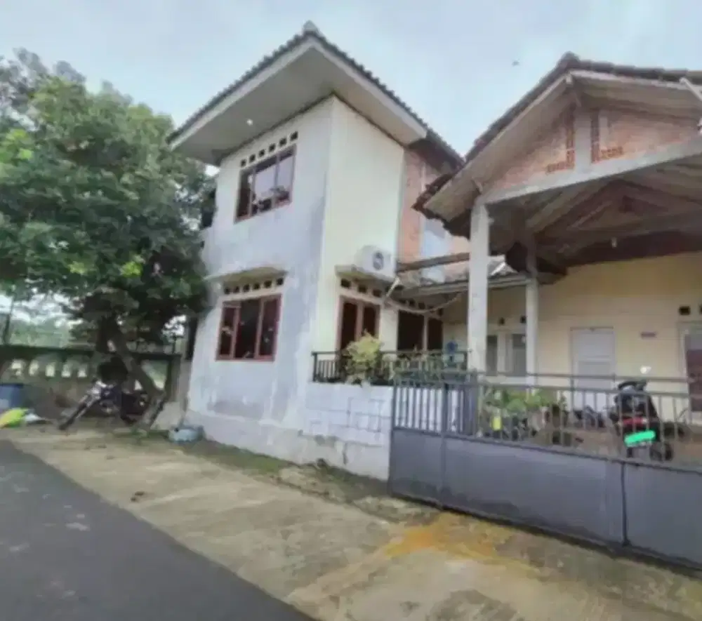 Rumah 2 lantai nyaman buat keluarga seberang jalan raya