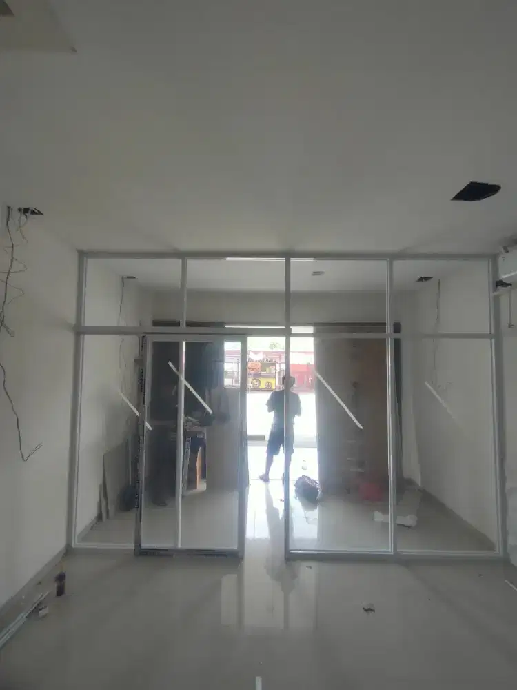 Partisi alumunium dan kaca