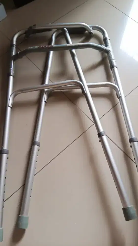 Walker Alat Bantu Jalan Tongkat Jalan Tanpa Roda JUARA