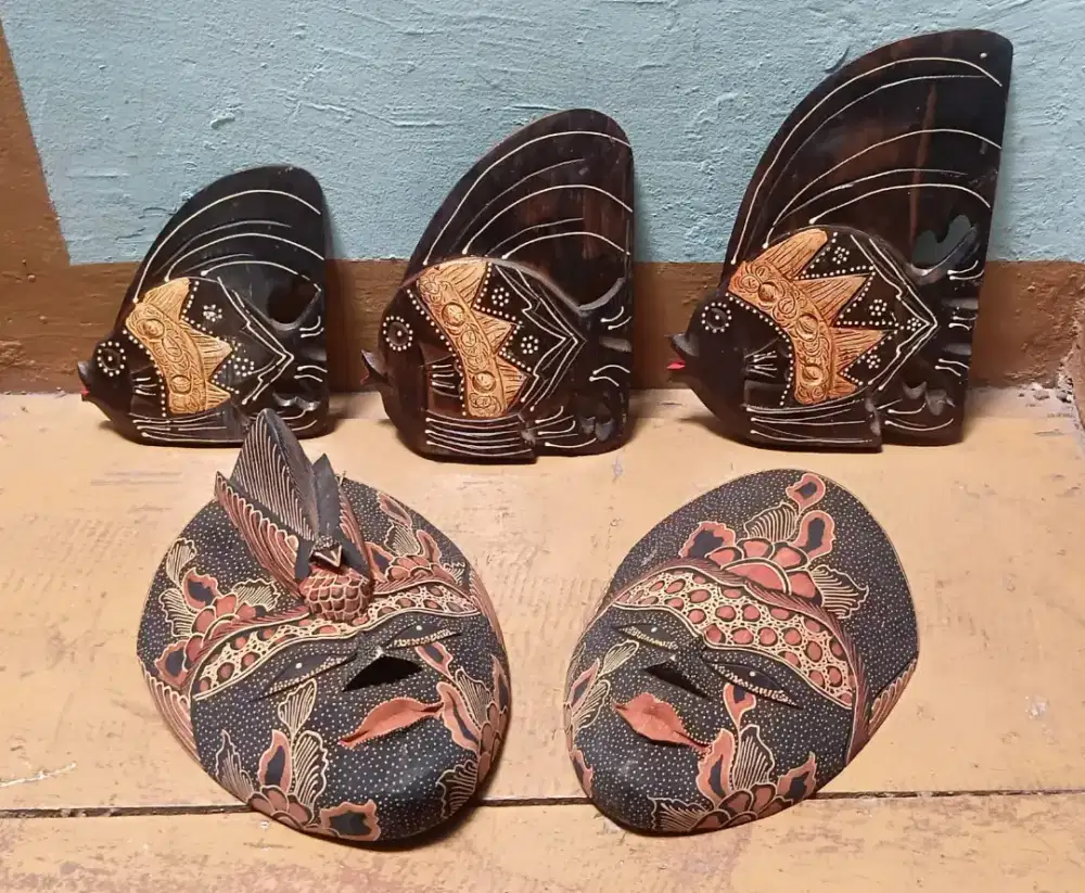 hiasan kayu bentuk wajah dan ikan