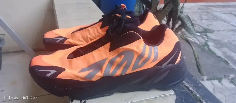 Sepatu Adidas Yeezy boost 700 mnvn size 11 us. No.45