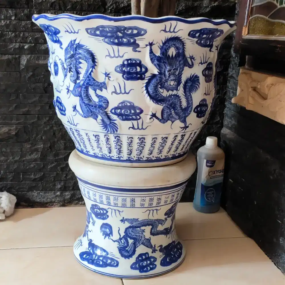 Pot keramik cina motif Naga timbul