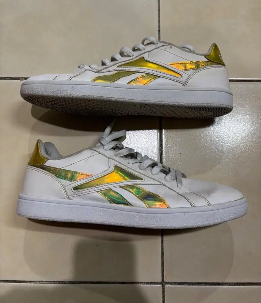 sepatu sneaker Reebok