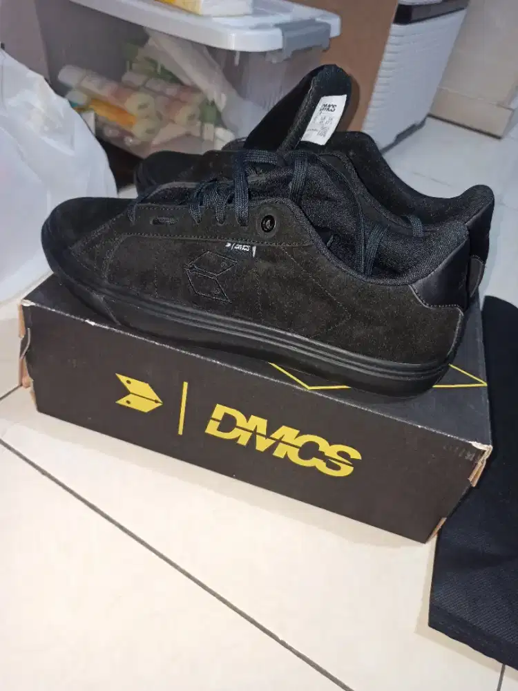 SEPATU DMCS ALL BLACK SIZE 43. BARU