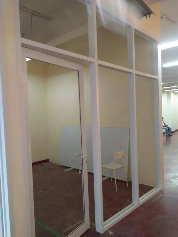 PARTISI ALUMINIUM-KACA RUANGAN