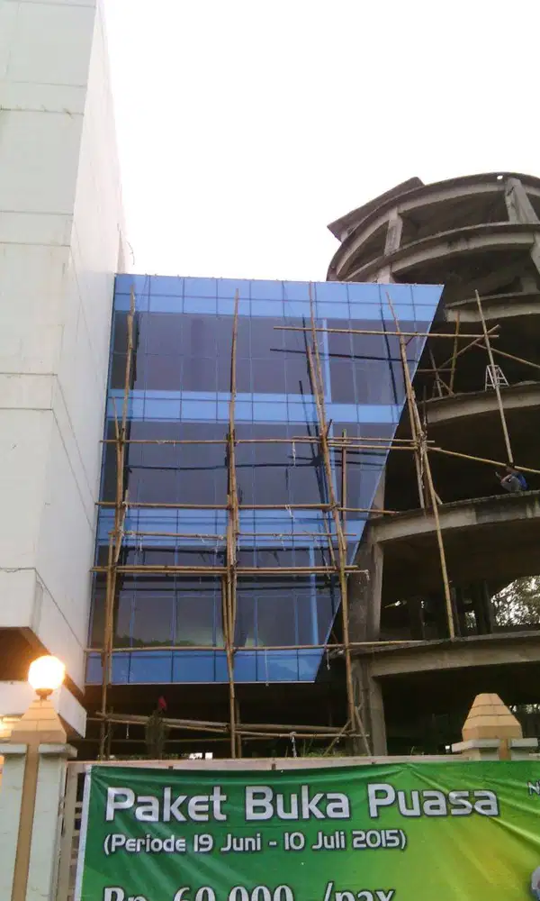 PEMASANGAN KACA TEMPERED