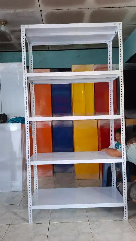 Rak besi siku lubang