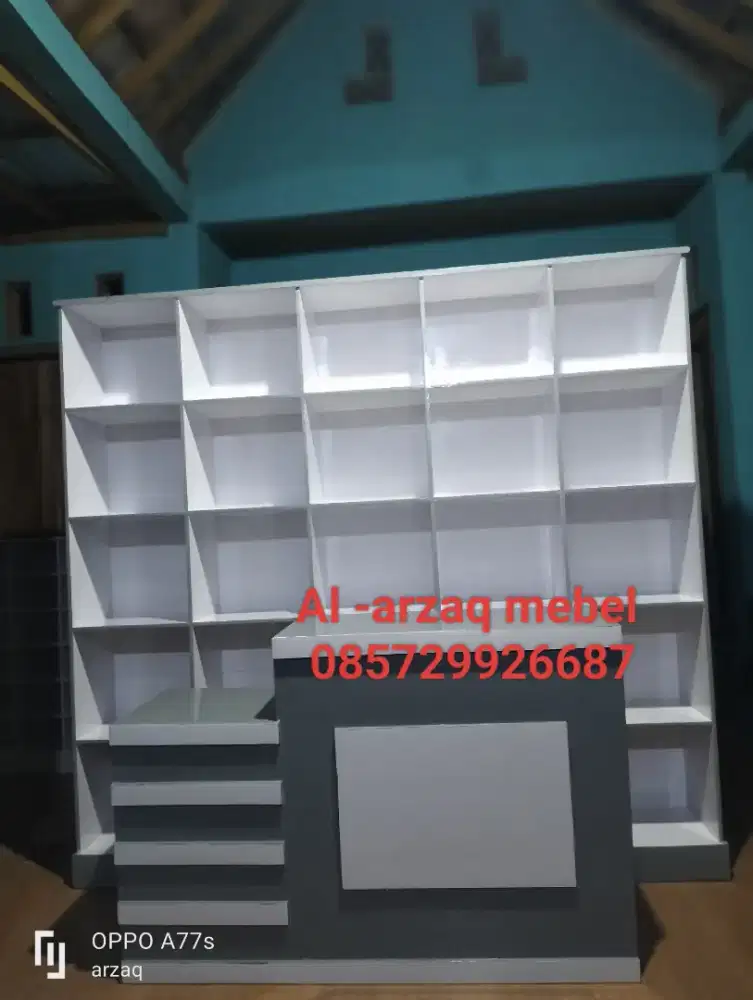 Rak dan meja kasir laundry