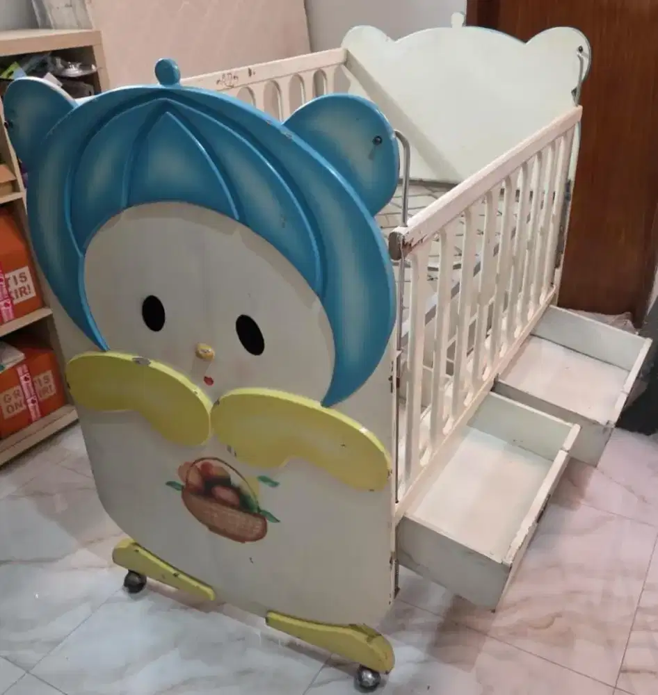 Box bayi dari bahan kayu
