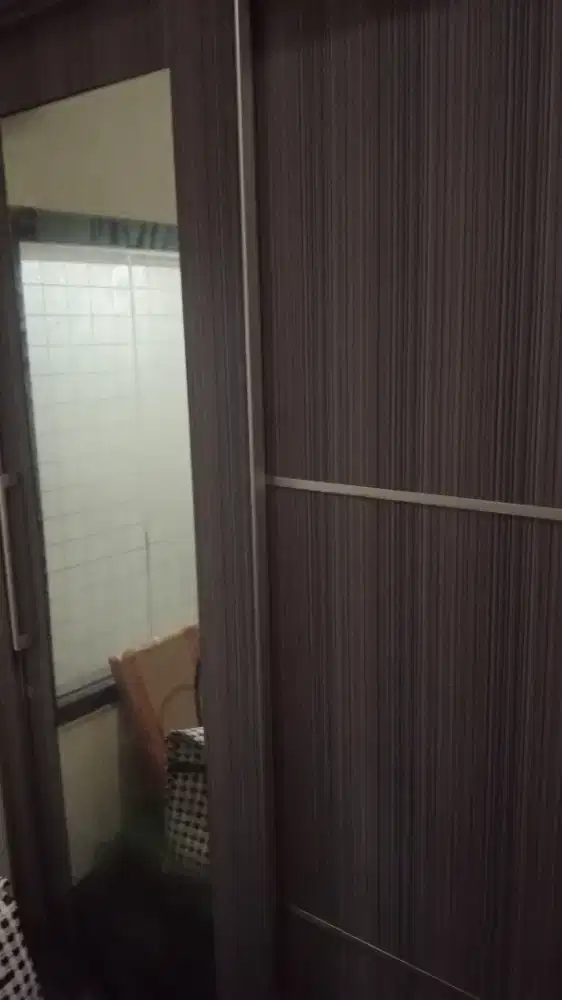 Lemari pakaian dua pintu
