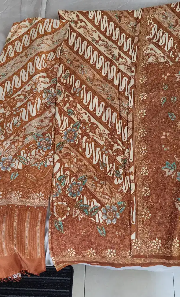 Kain dan Selendang Batik Motif klasik modern