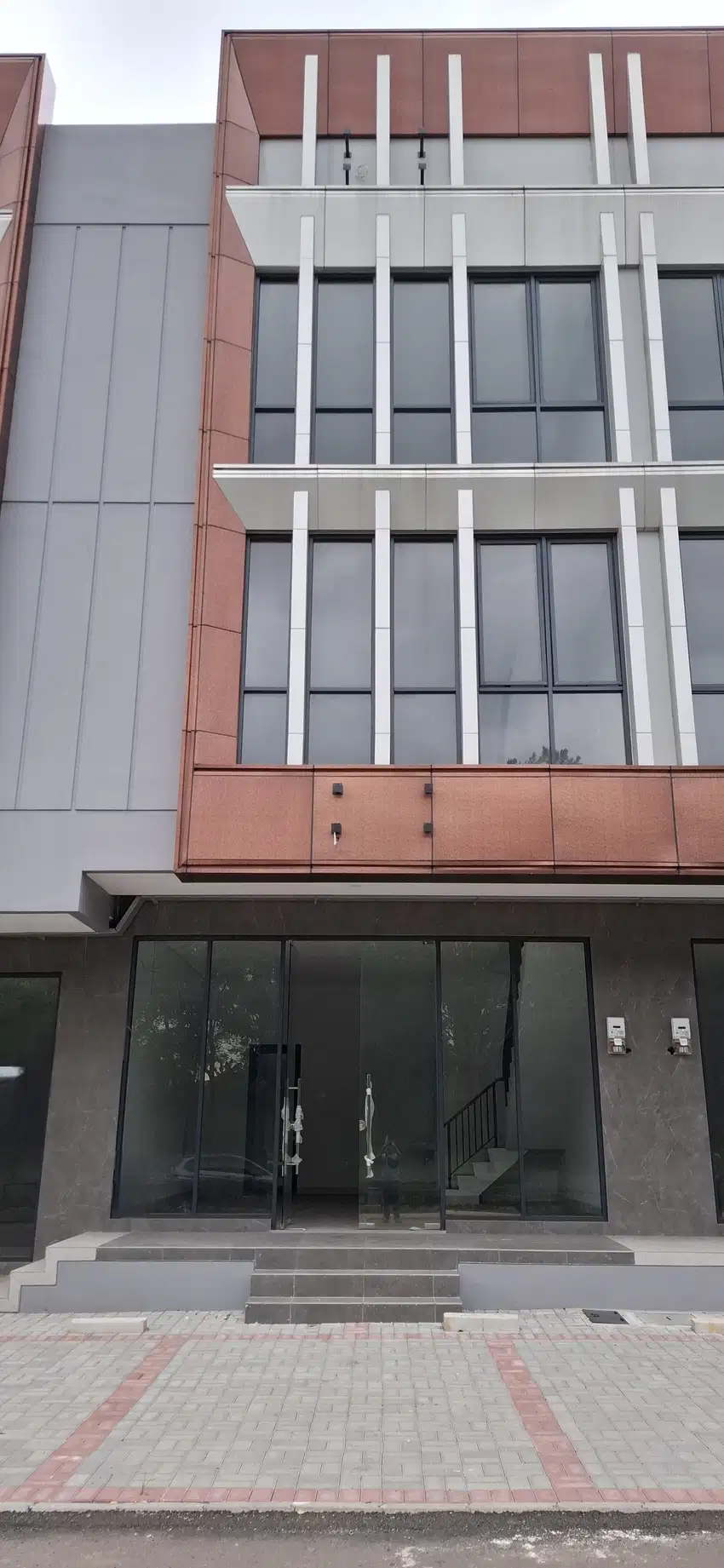 DIJUAL RUKO BARU 3 LANTAI DI BOULEVARD UTAMA KOTA WISATA, DEKAT TOL!
