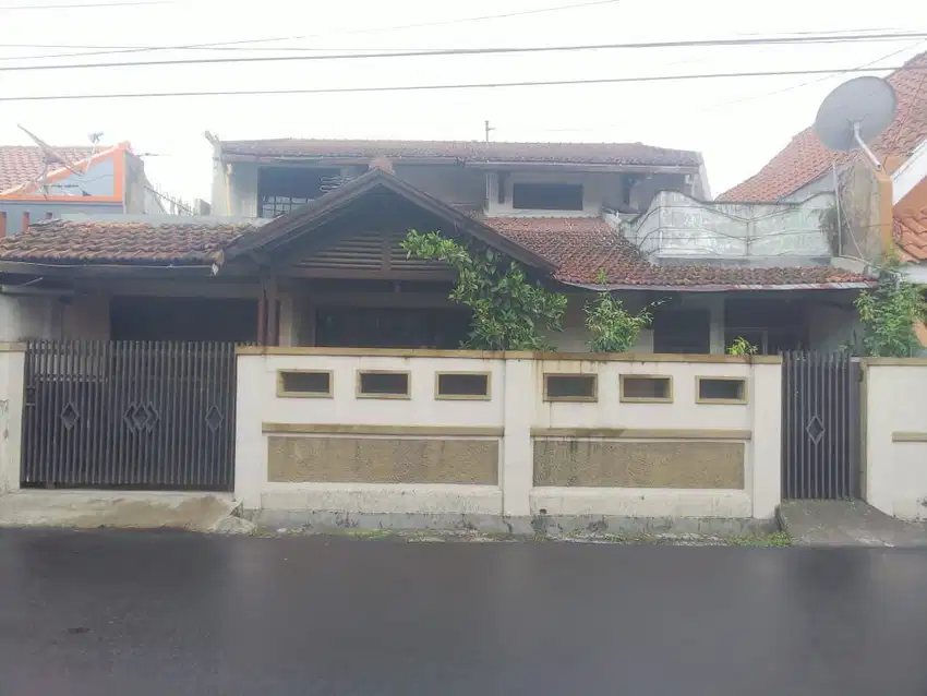 Rumah 2 Lantai di Mainroad Komplek di Cibolerang