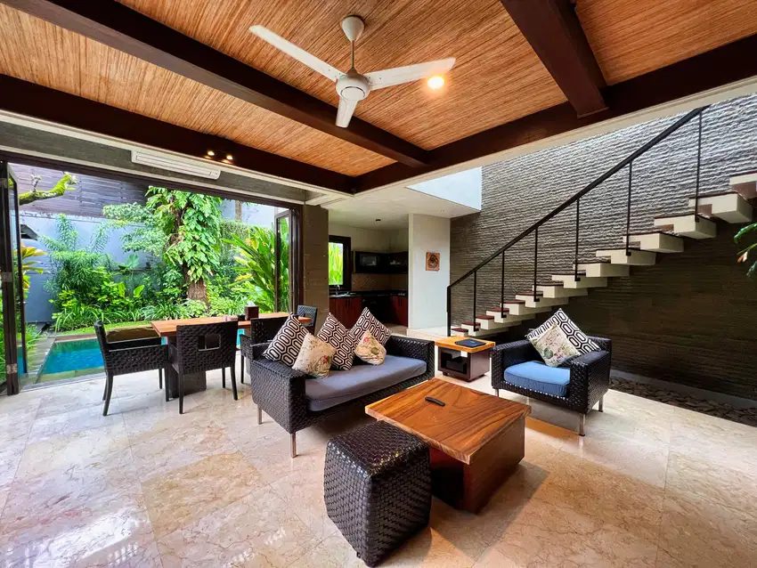 TROPICAL VILLA RETREAT JUST STEPS FROM DOUBLE SIX BEACH