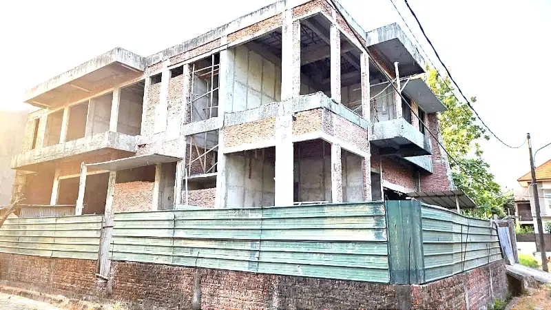 RUMAH SETENGAH JADI. 18X28. HOEK.