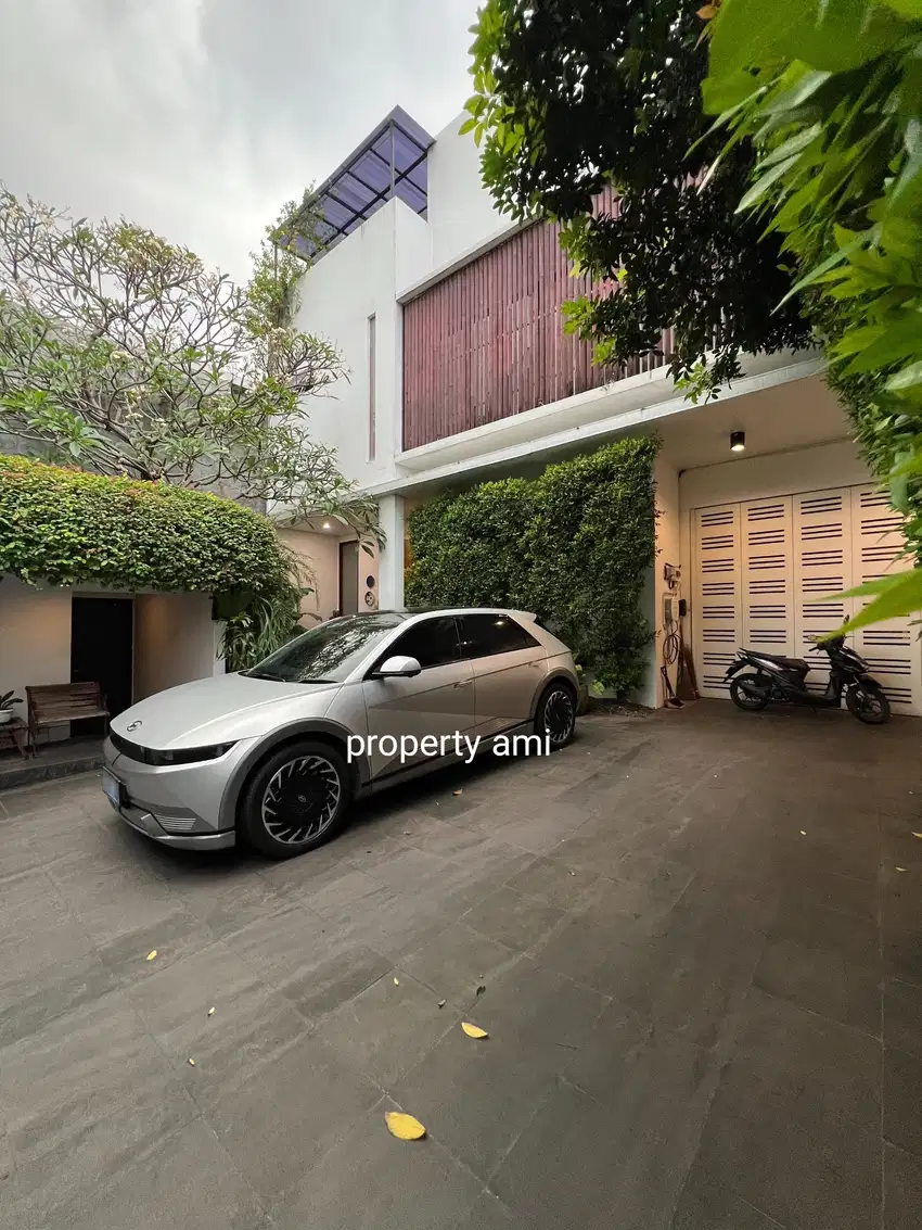Jual rumah cantik siap huni bebas banjir di Kemang Jakarta Selatan