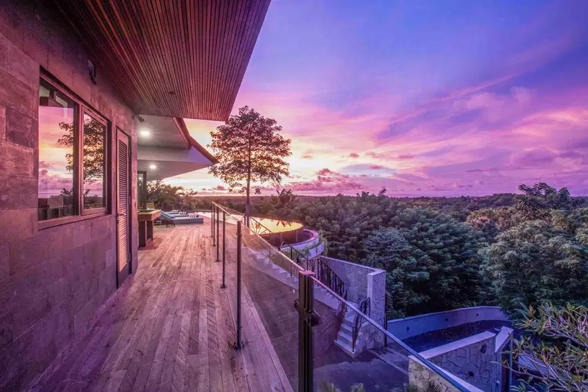 STUNNING SIX-BEDROOM VILLA WITH PANORAMIC SEAVIEW AND SUNSET