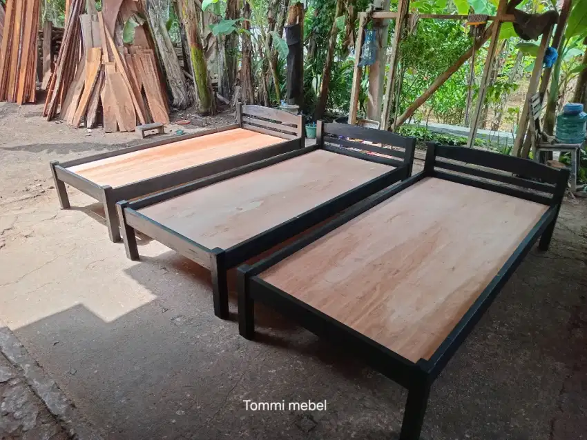 Dipan sederhana kayu mahoni