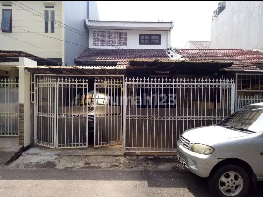 Dijual Rumah SHM 2.5 Lantai di Perumahan Taman Aries
