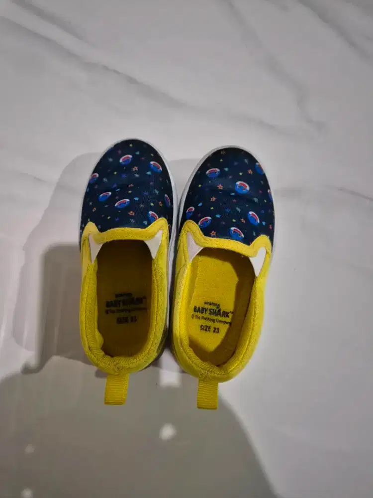 Sepatu baby shark bagus mulus