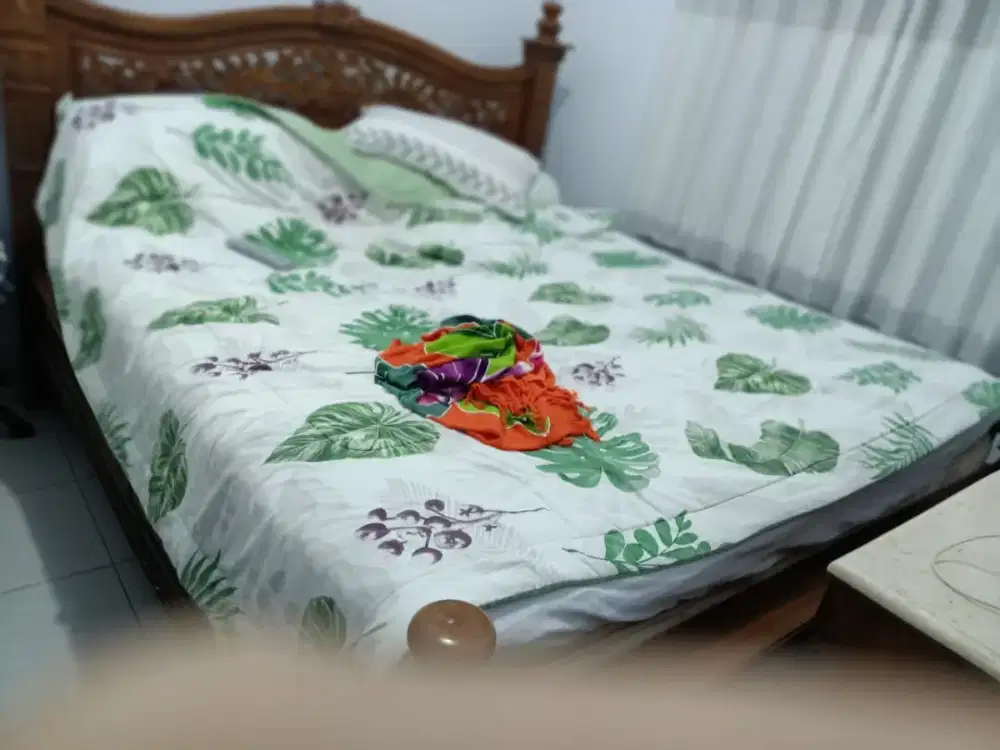 Tempat Tidur Kayu Jati