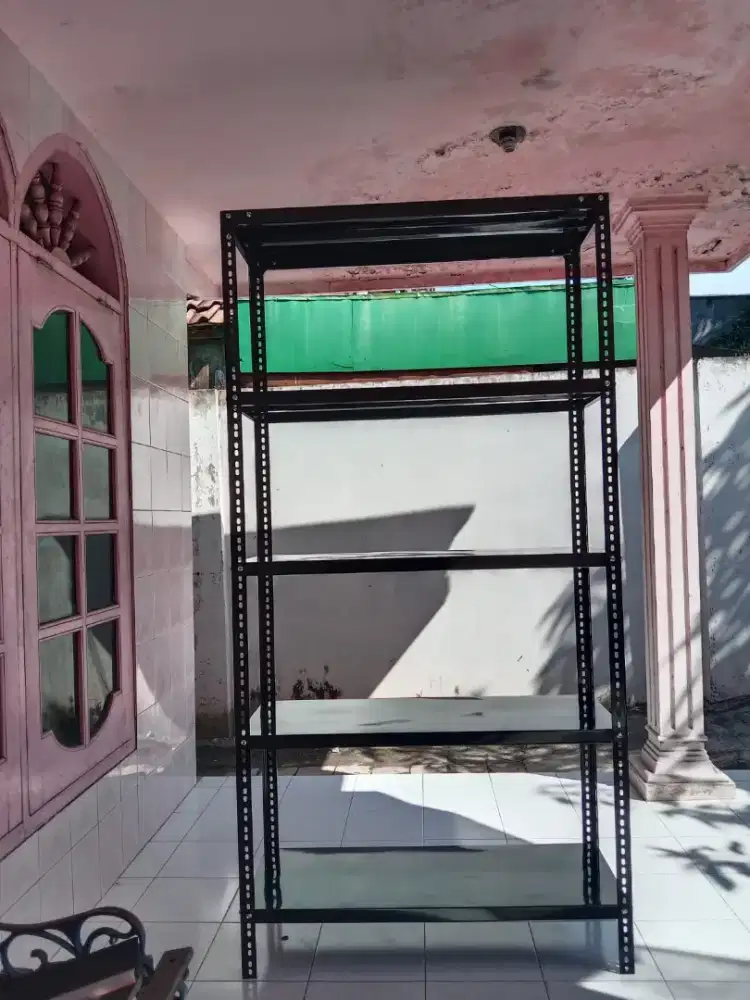 Rak besi siku lubang