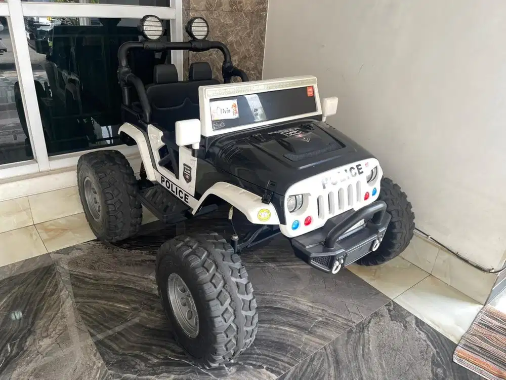 Mainan mobil aki jeep rubicon police