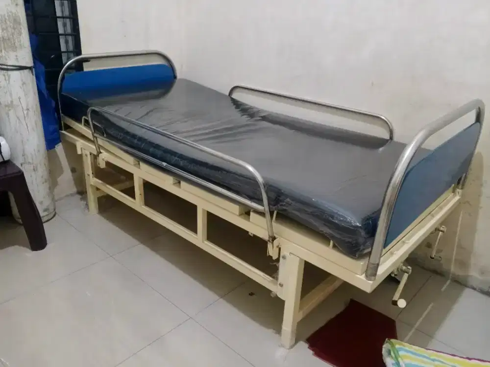 BED PASIEN BISA DISETTING MANUAL KEPALA DAN KAKI