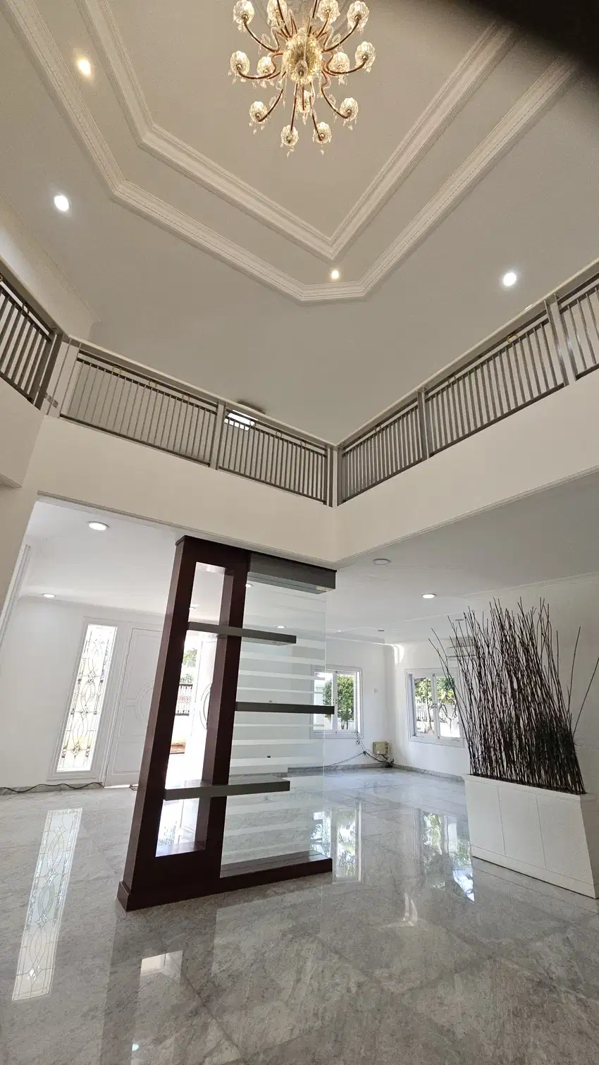 Dijual Rumah Bagus Dan Besar di Taman Kebon Jeruk Intercon Jakarta Bar