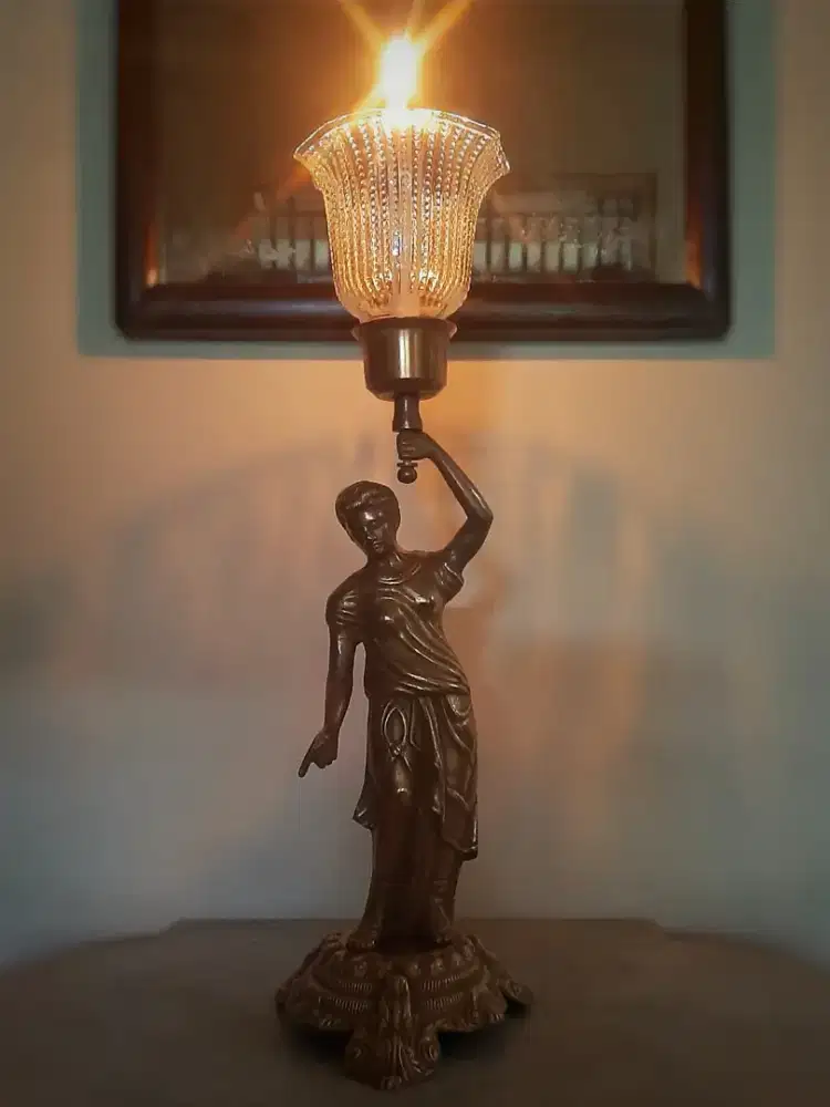 Patung eropa tempat lilin perunggu antik