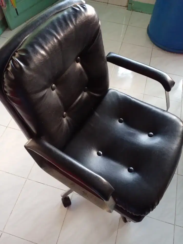 Kursi kantor/ kursi direktur