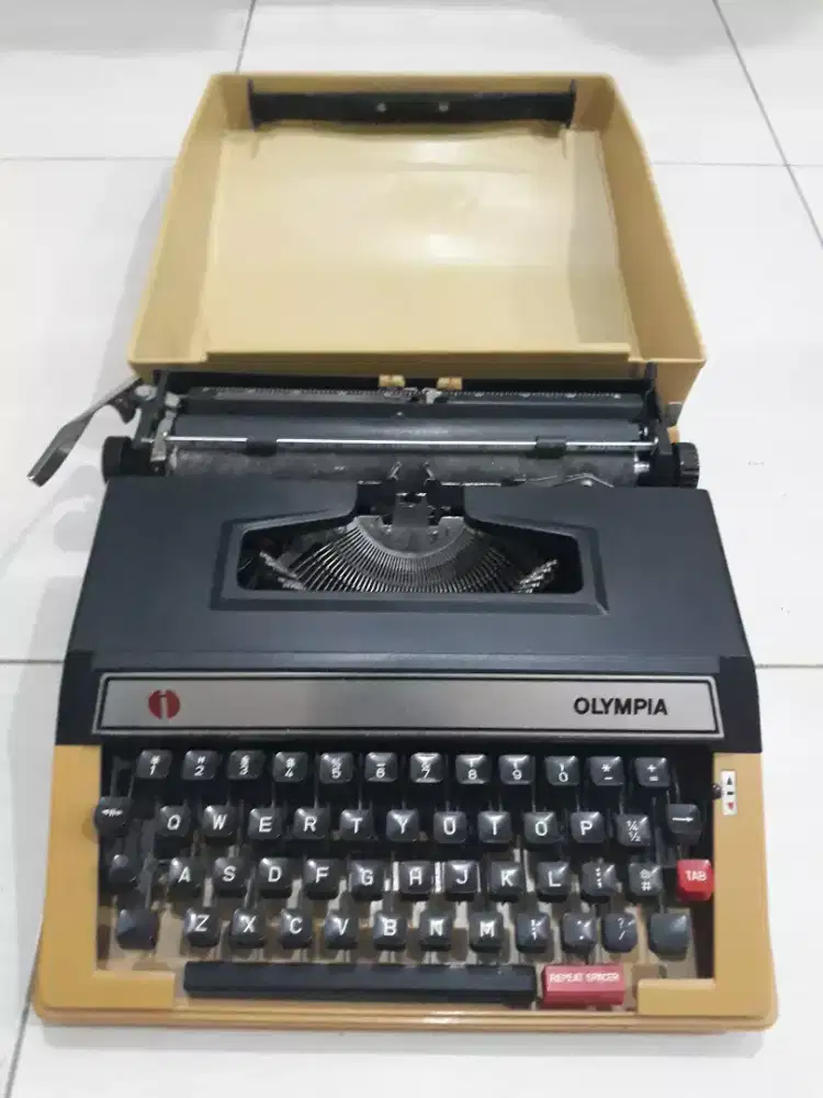 MESIN KETIK OLYMPIA VINTAGE