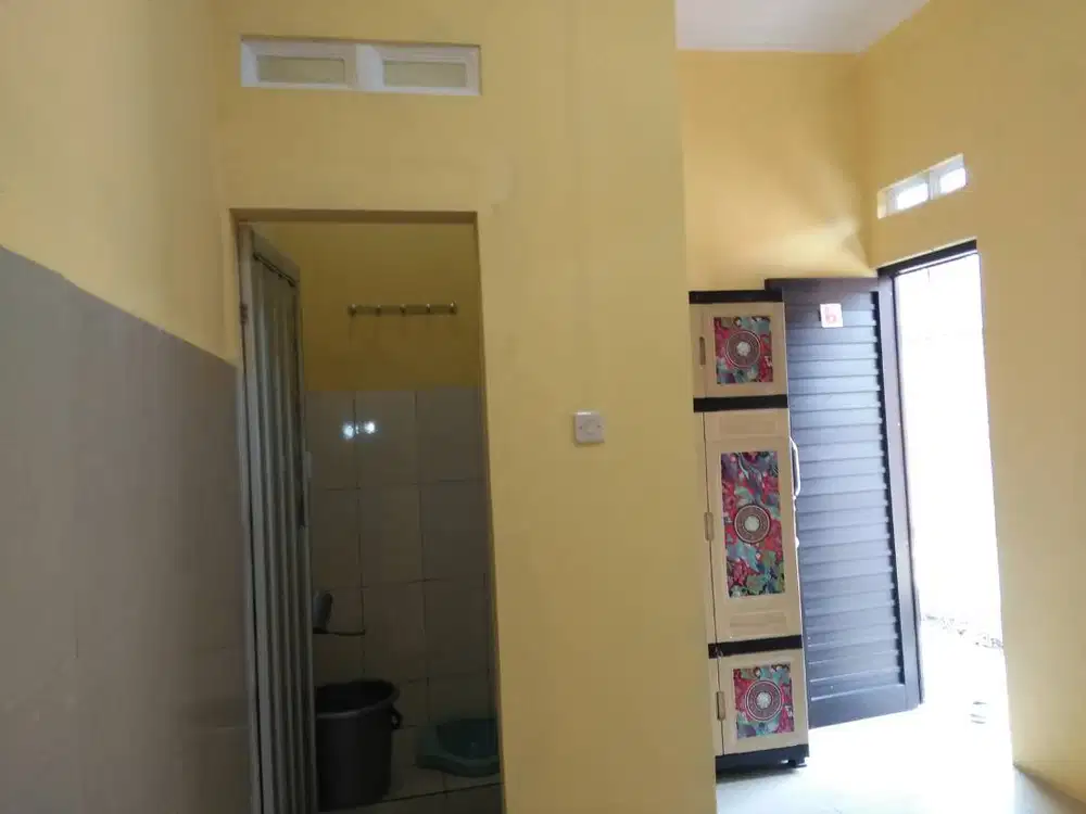 Kos putera kamar keramik dinding