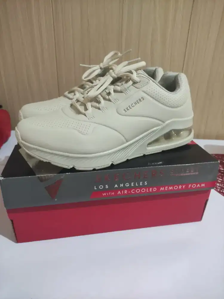 Sepatu Skechers pria