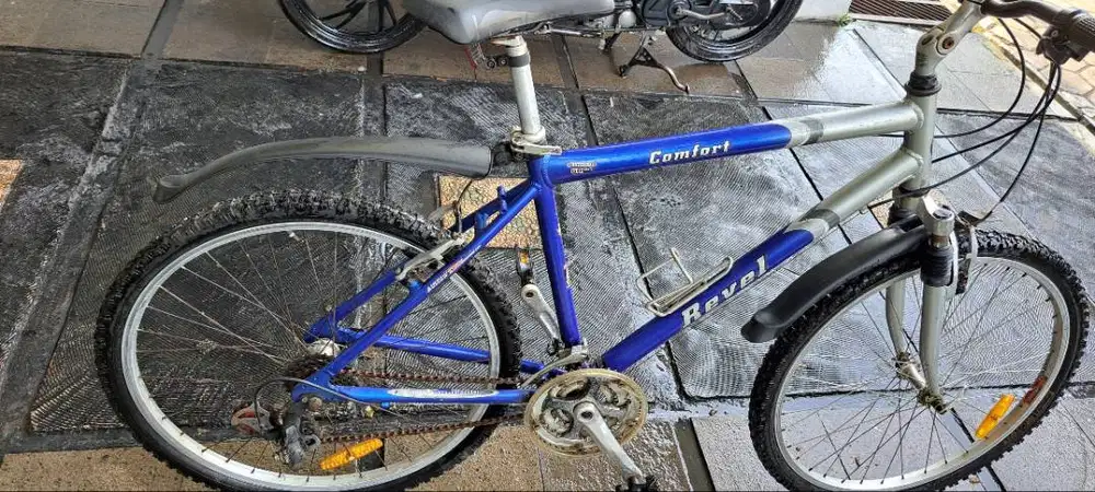 Sepeda gunung merek Revel Australia