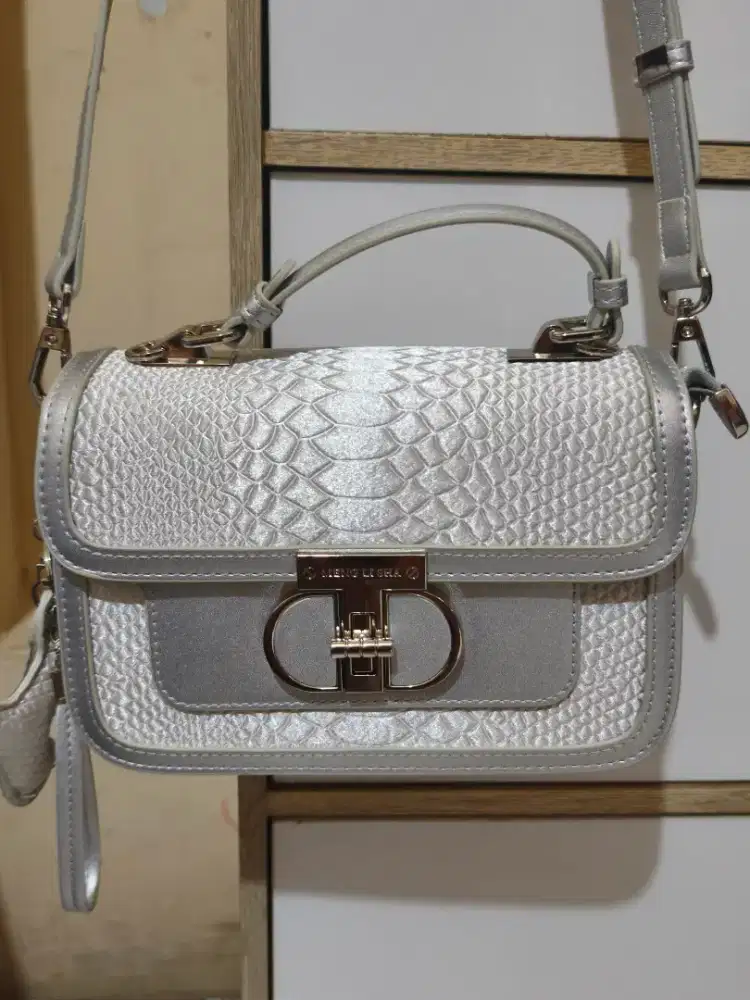 Tas silver wanita